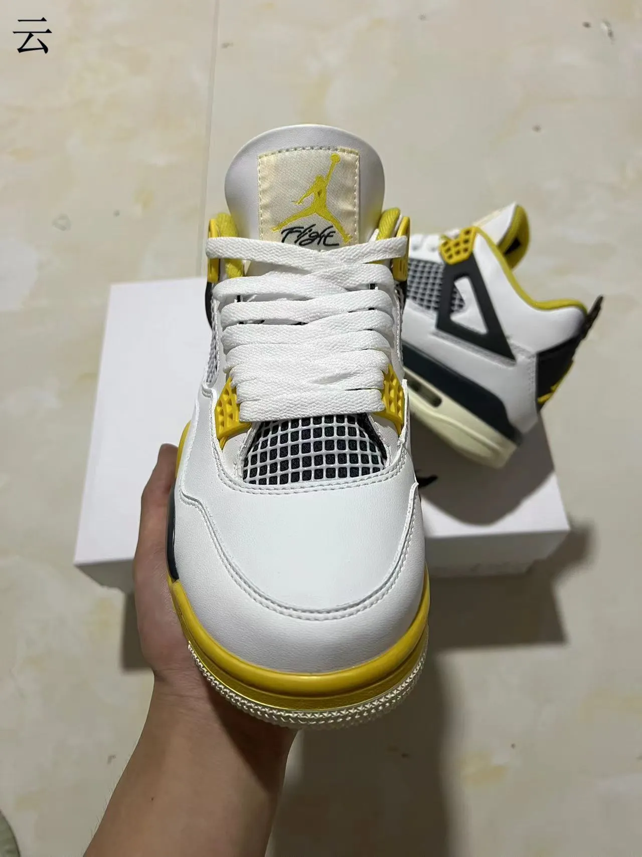Chaussures de basketball Air Jordan 4 blanc noir jaune 3