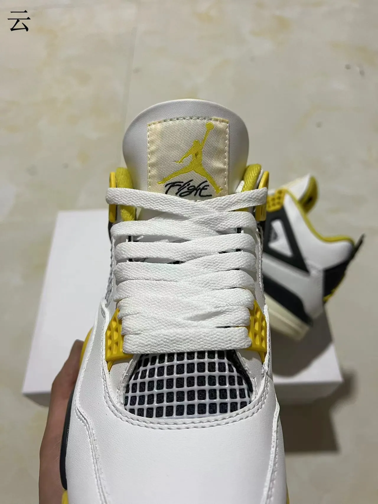 Chaussures de basketball Air Jordan 4 blanc noir jaune 4