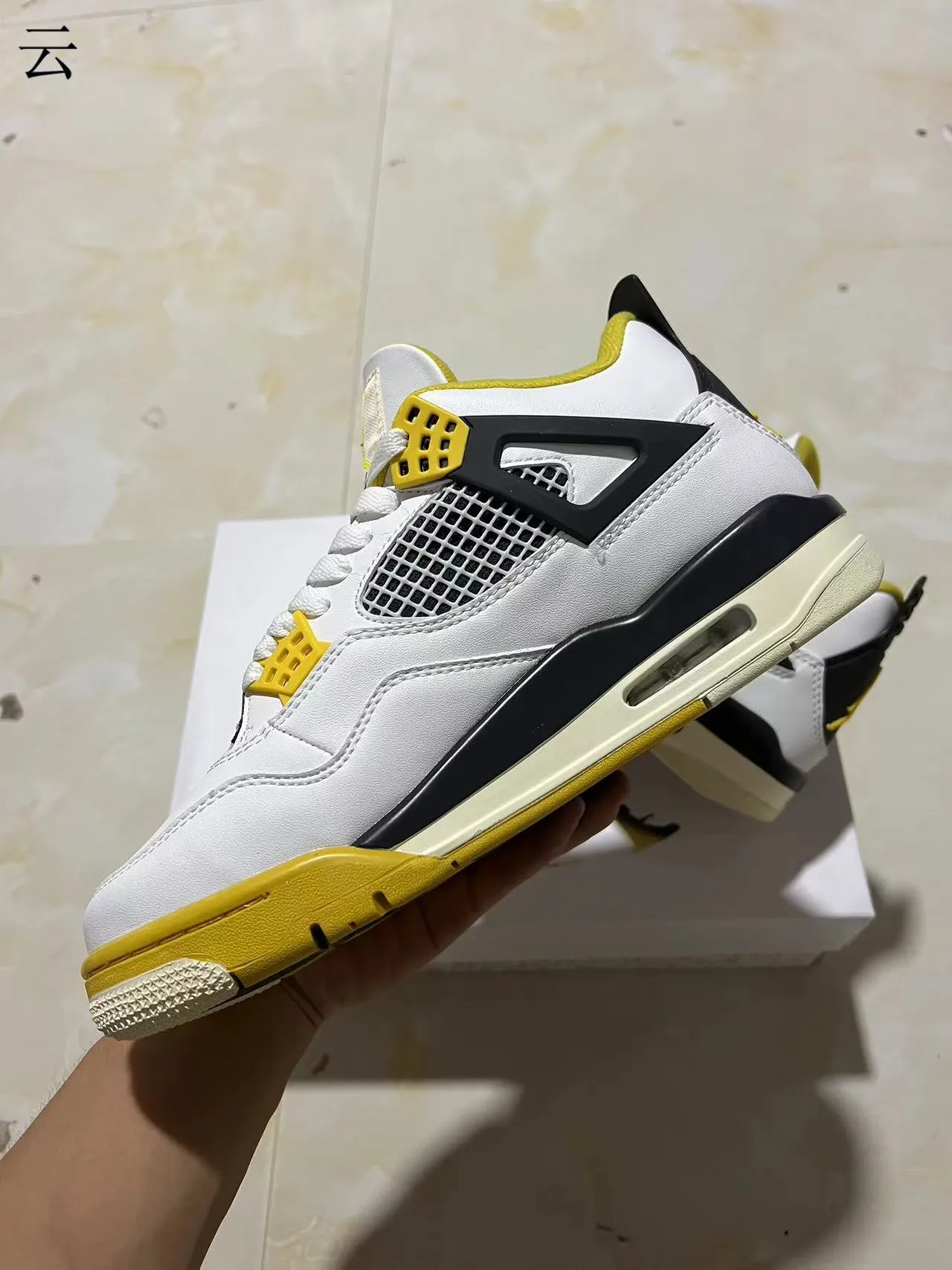 Chaussures de basketball Air Jordan 4 blanc noir jaune 10
