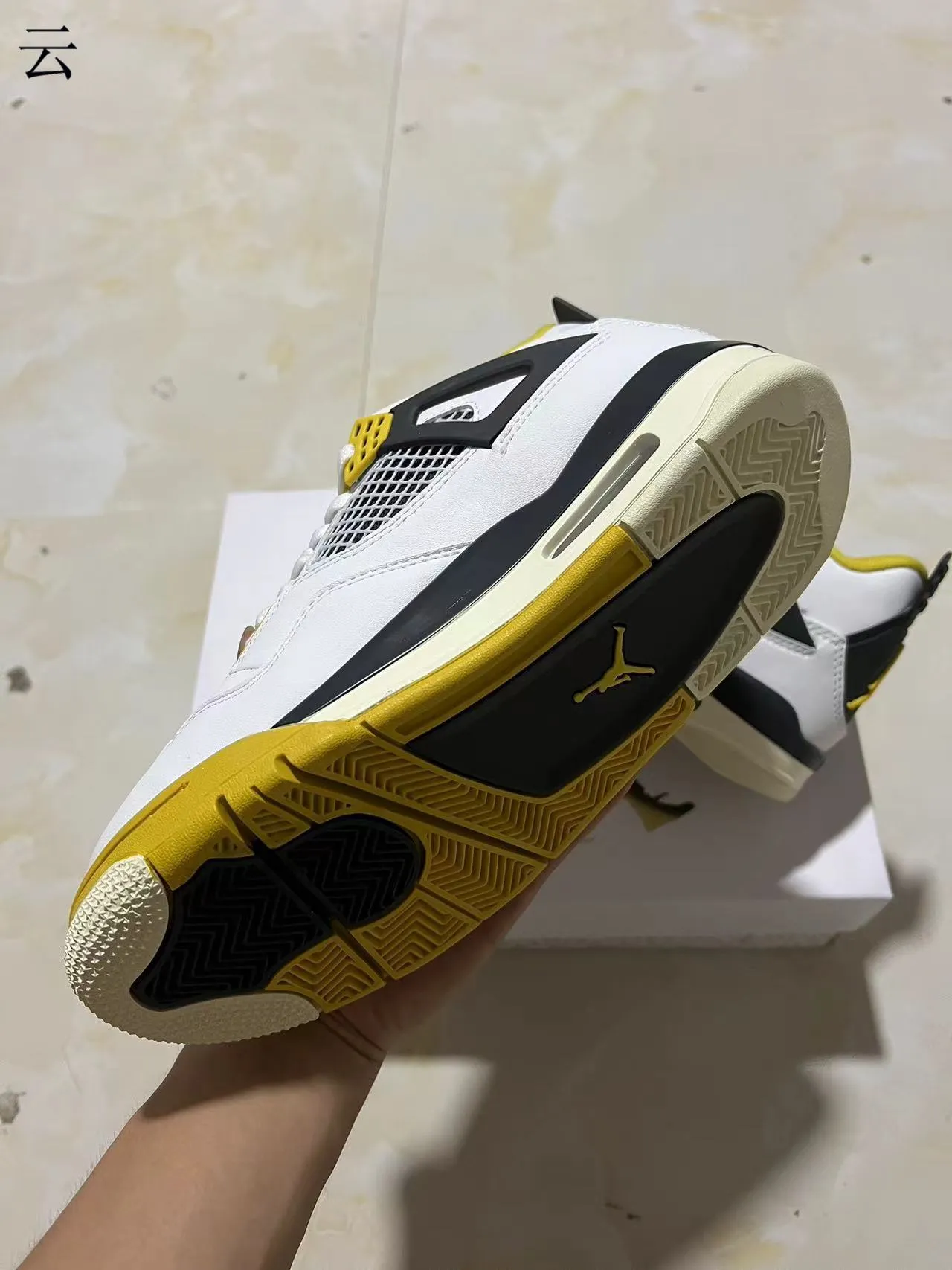 Chaussures de basketball Air Jordan 4 blanc noir jaune 5