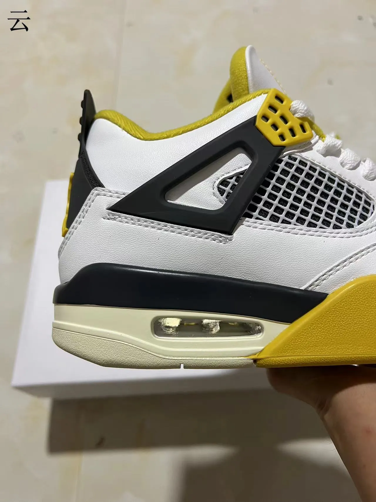 Chaussures de basketball Air Jordan 4 blanc noir jaune 6
