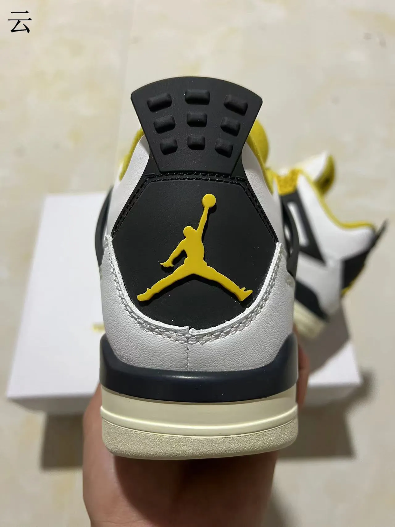 Chaussures de basketball Air Jordan 4 blanc noir jaune 7