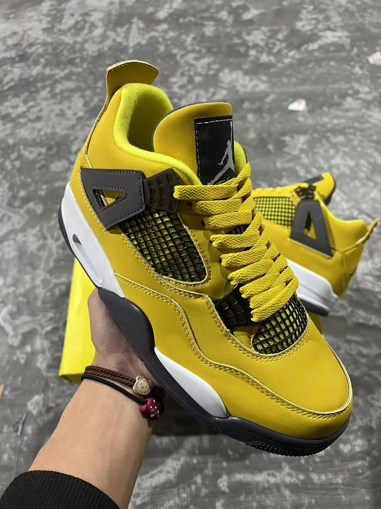 Chaussures de basketball Air Jordan 4 jaune noir blanc 2
