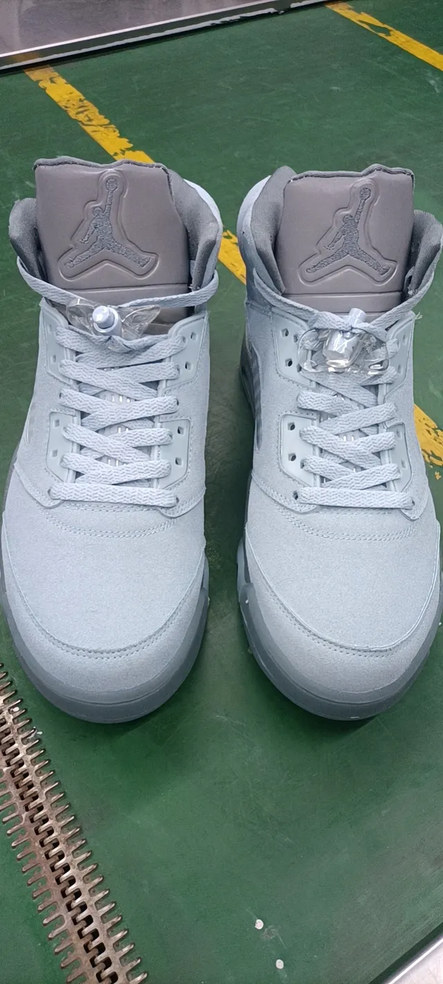 Tênis de basquete Air Jordan 5 em camurça cinza-claro e prata metálica 2