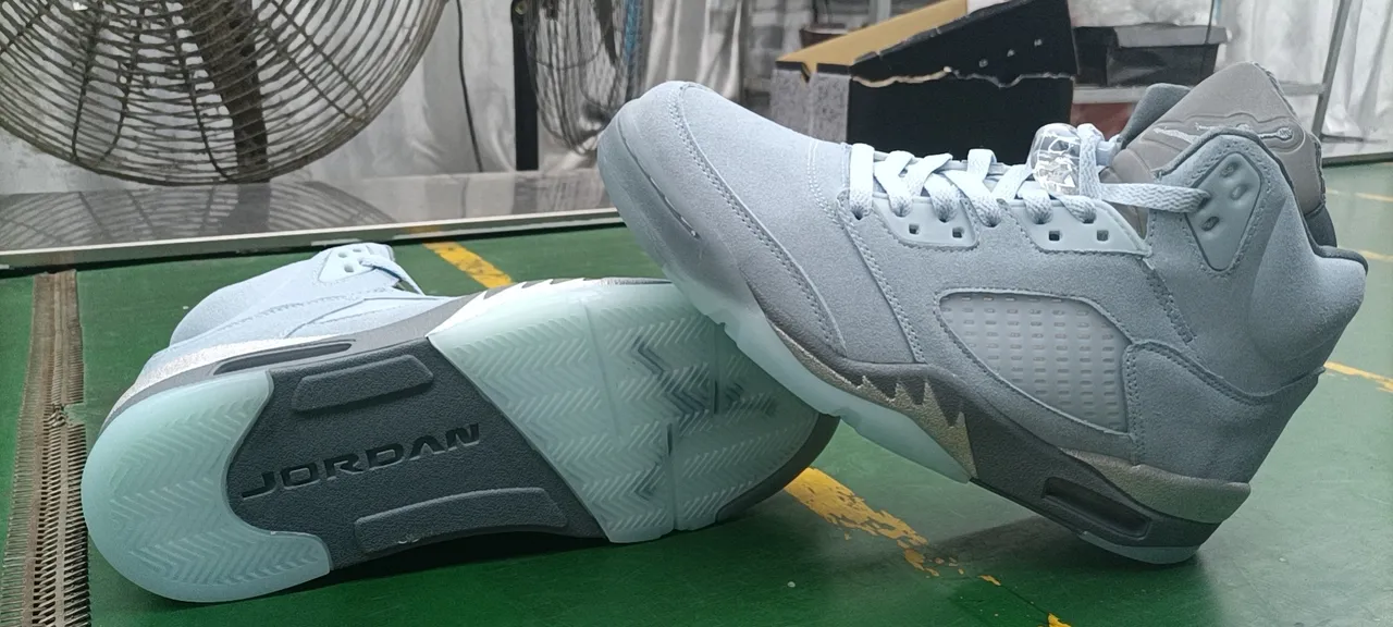 Tênis de basquete Air Jordan 5 em camurça cinza-claro e prata metálica 3