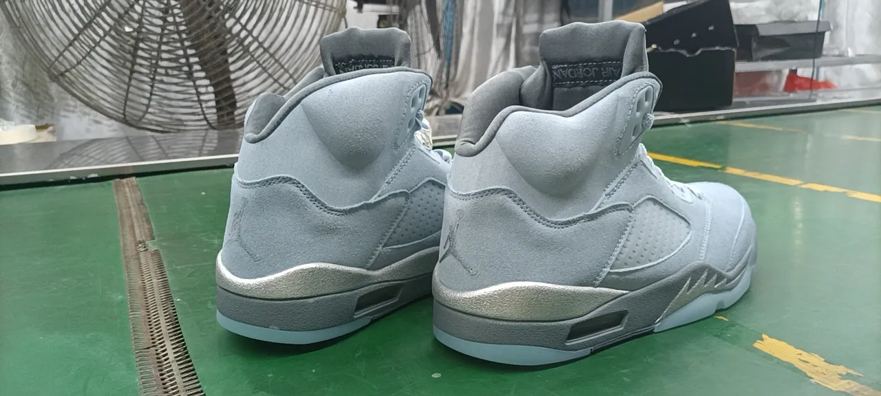 Tênis de basquete Air Jordan 5 em camurça cinza-claro e prata metálica 4