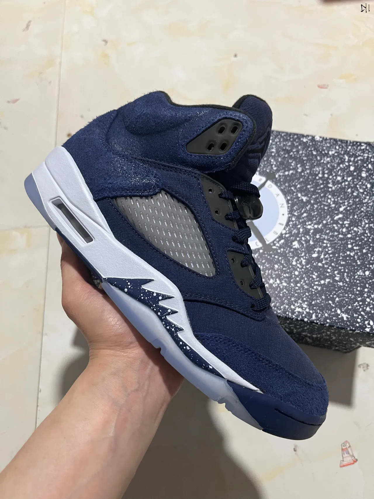 حذاء كرة السلة Air Jordan 5 من الجلد السويدي باللون الكحلي ونعل أوسط أبيض 7