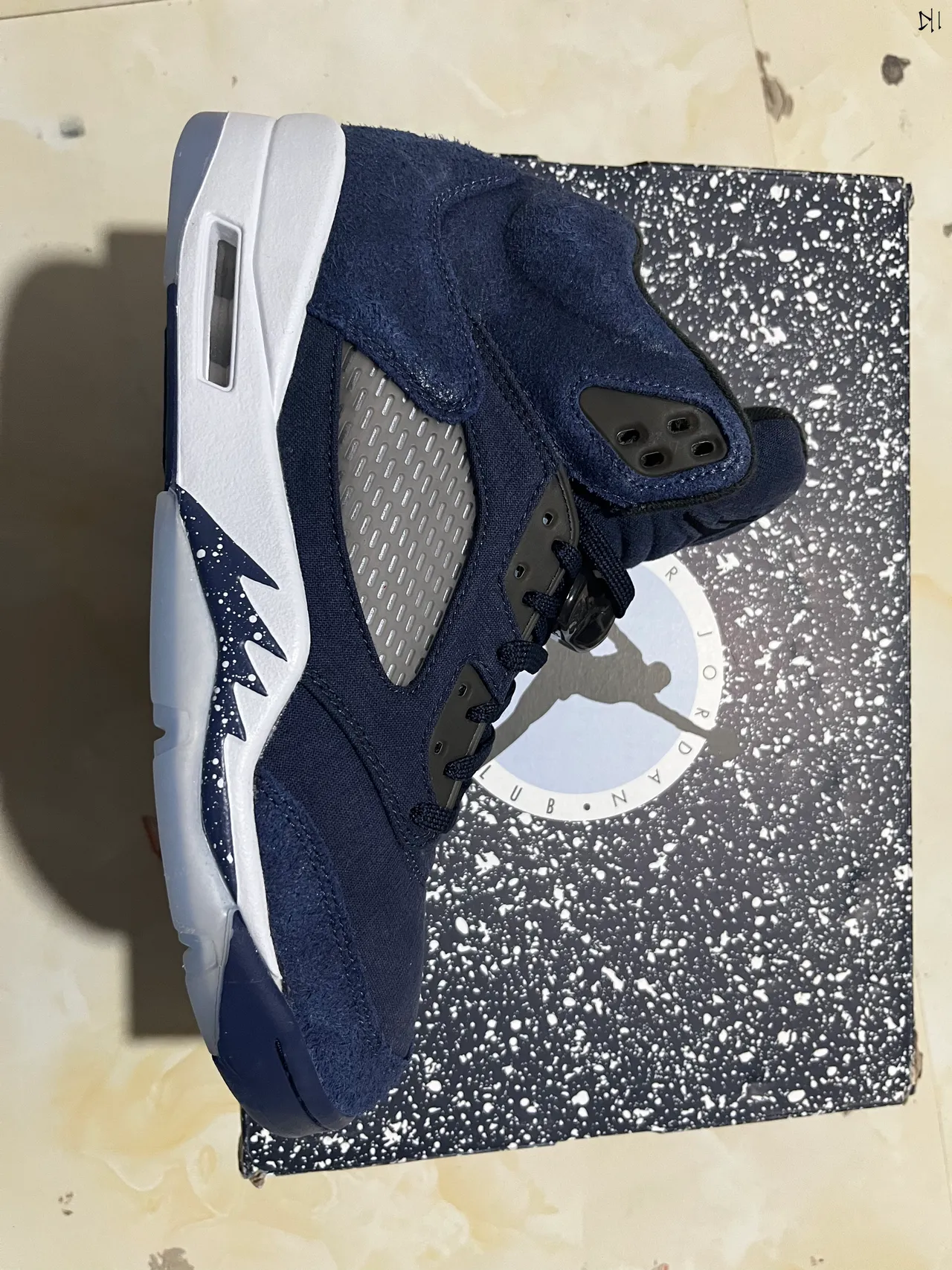 حذاء كرة السلة Air Jordan 5 من الجلد السويدي باللون الكحلي ونعل أوسط أبيض 8