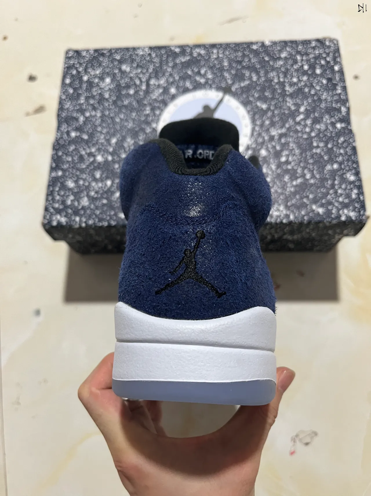 حذاء كرة السلة Air Jordan 5 من الجلد السويدي باللون الكحلي ونعل أوسط أبيض 10