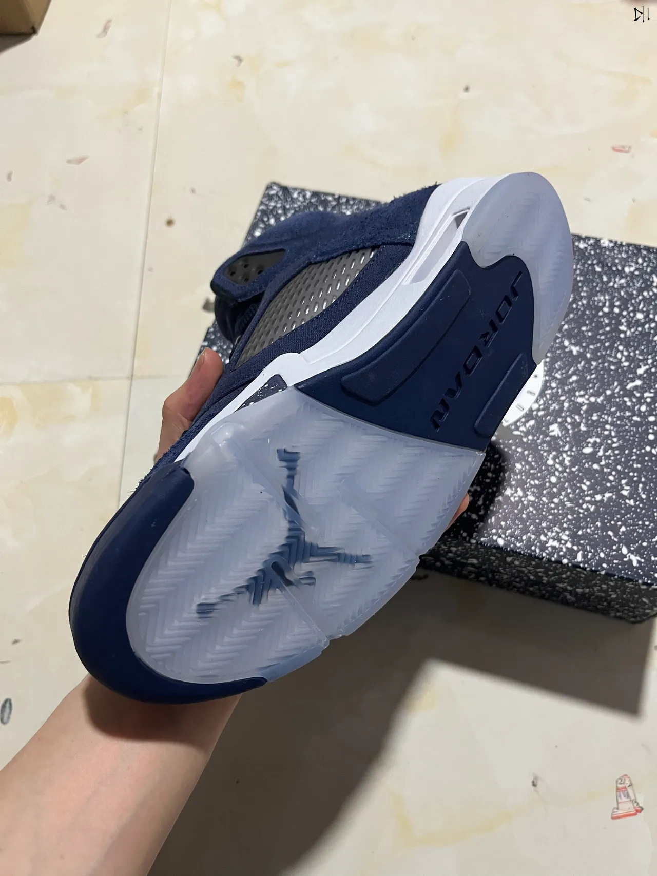 حذاء كرة السلة Air Jordan 5 من الجلد السويدي باللون الكحلي ونعل أوسط أبيض 2
