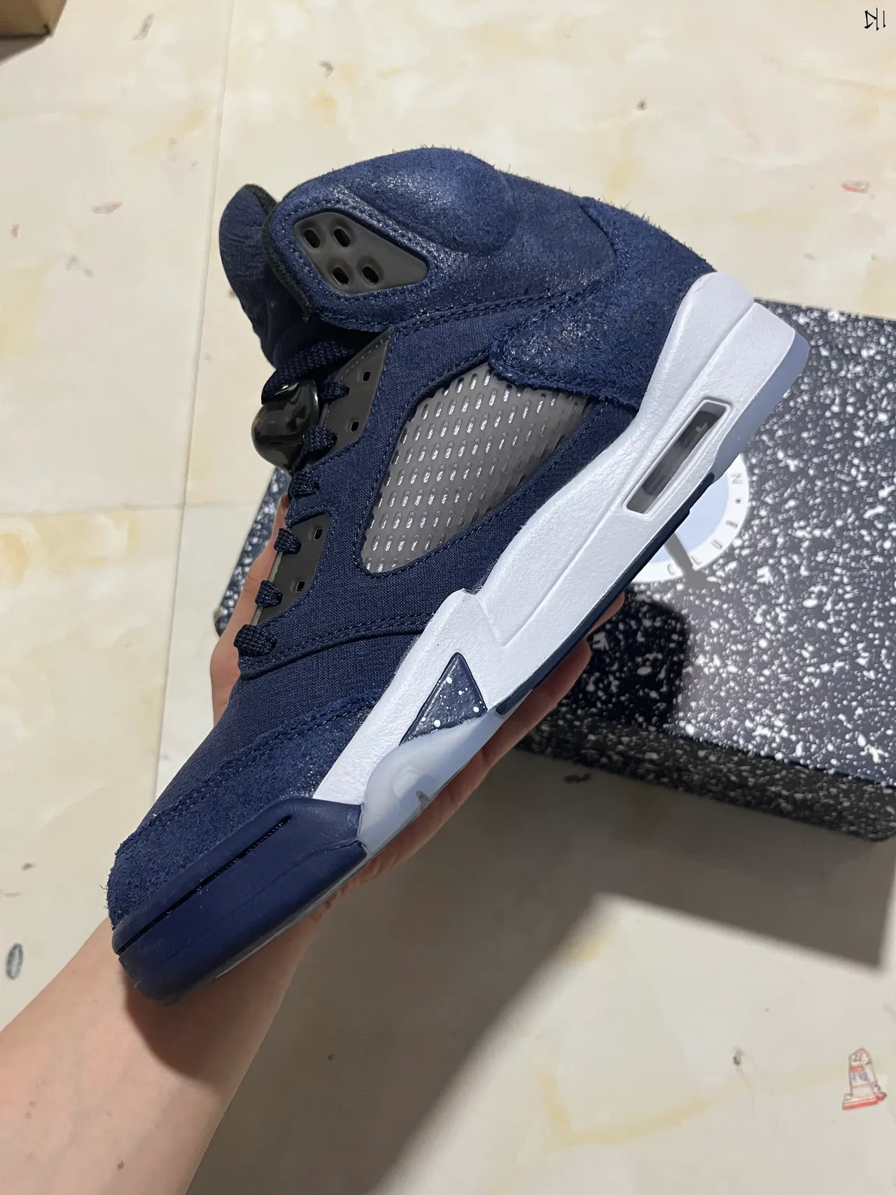 حذاء كرة السلة Air Jordan 5 من الجلد السويدي باللون الكحلي ونعل أوسط أبيض 3