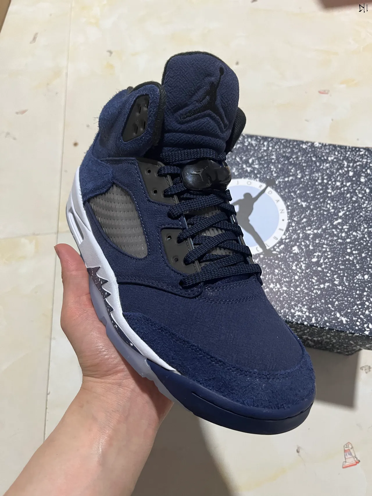 حذاء كرة السلة Air Jordan 5 من الجلد السويدي باللون الكحلي ونعل أوسط أبيض 4