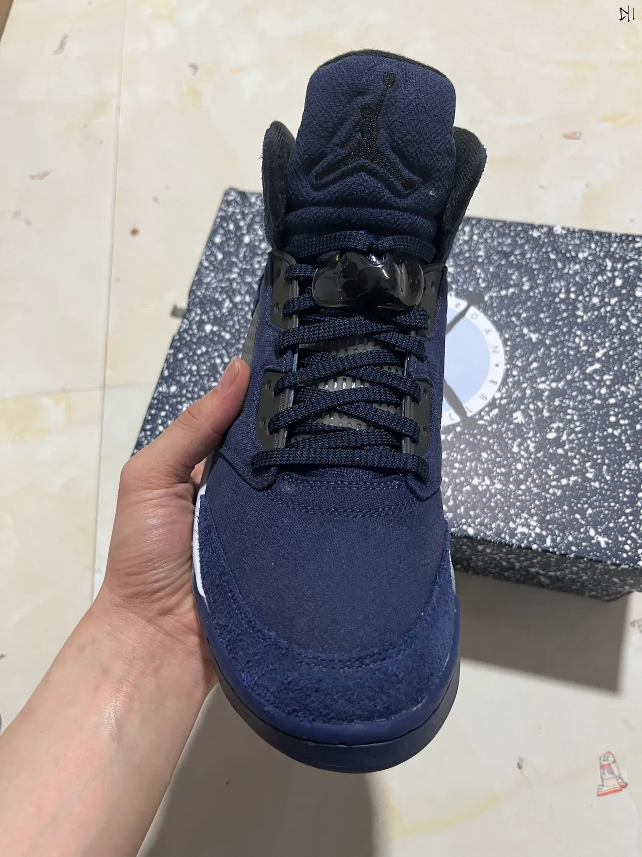 حذاء كرة السلة Air Jordan 5 من الجلد السويدي باللون الكحلي ونعل أوسط أبيض 5