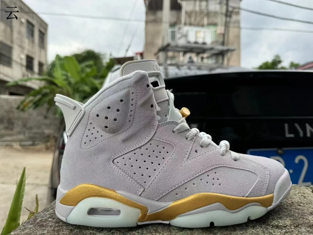 Tênis de basquete Air Jordan 6 cinza claro e dourado 2