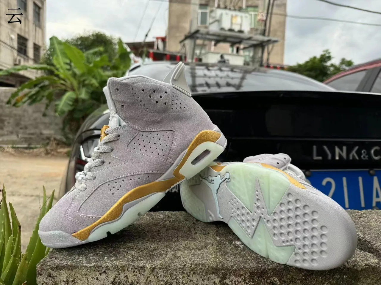 Tênis de basquete Air Jordan 6 cinza claro e dourado 3