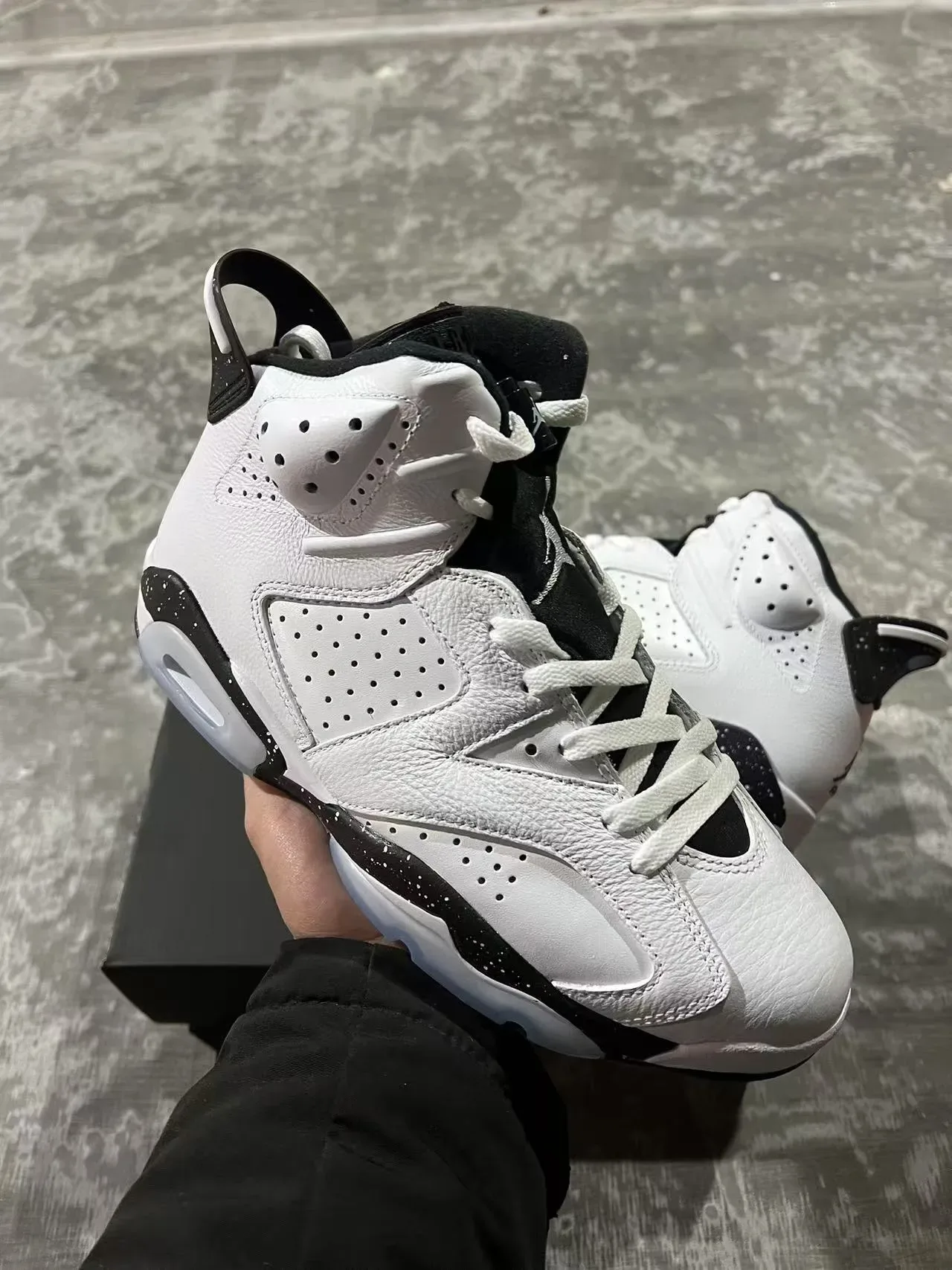 Air Jordan 6 Branco e Preto Speckled Midsole Tênis de Basquete 2