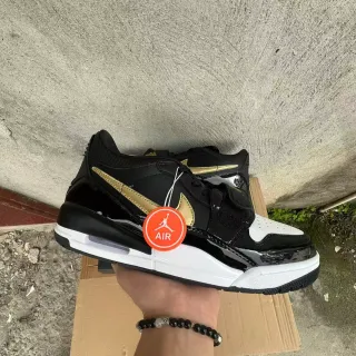 Tênis Air Jordan em verniz preto e dourado com sobreposição Swoosh