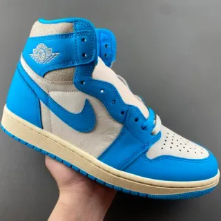 Tênis de basquete Air Jordan cano alto com cabedal de couro azul e bege