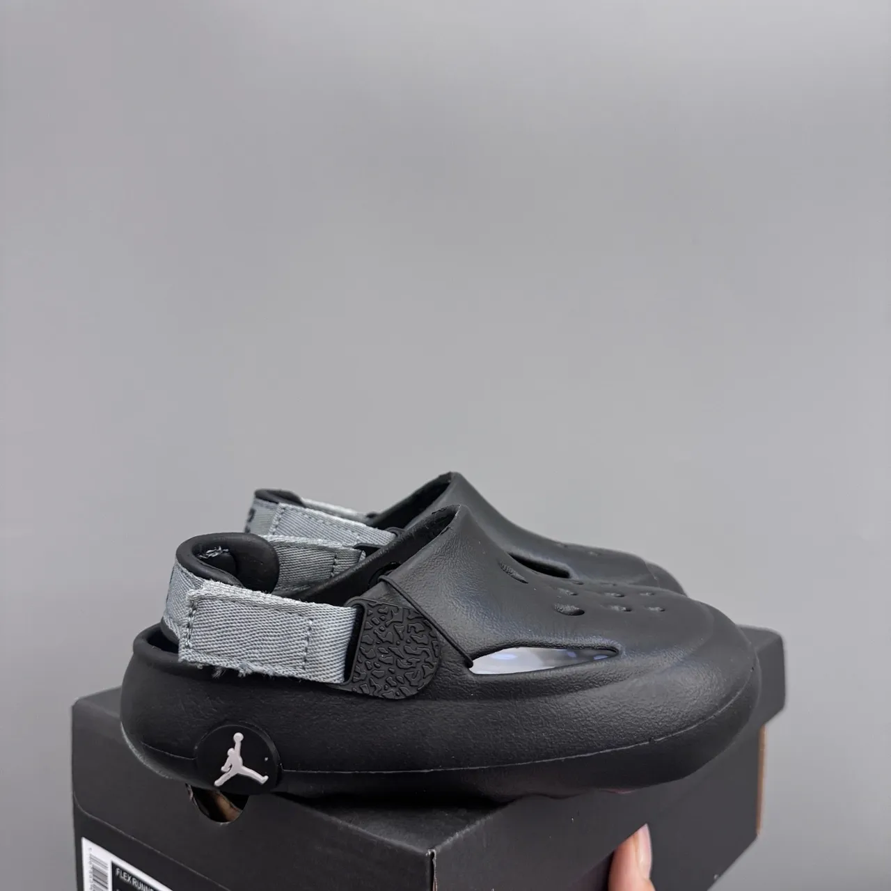 Air Jordan Zueco Negro Gris Suela de espuma moldeada Correa ajustable Zueco 16