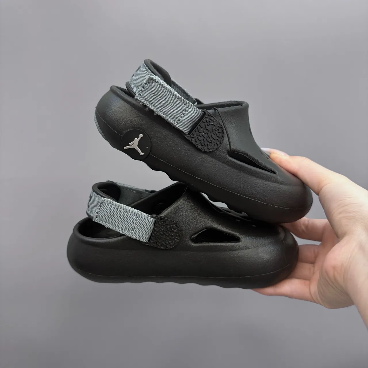 Air Jordan Zueco Negro Gris Suela de espuma moldeada Correa ajustable Zueco 17