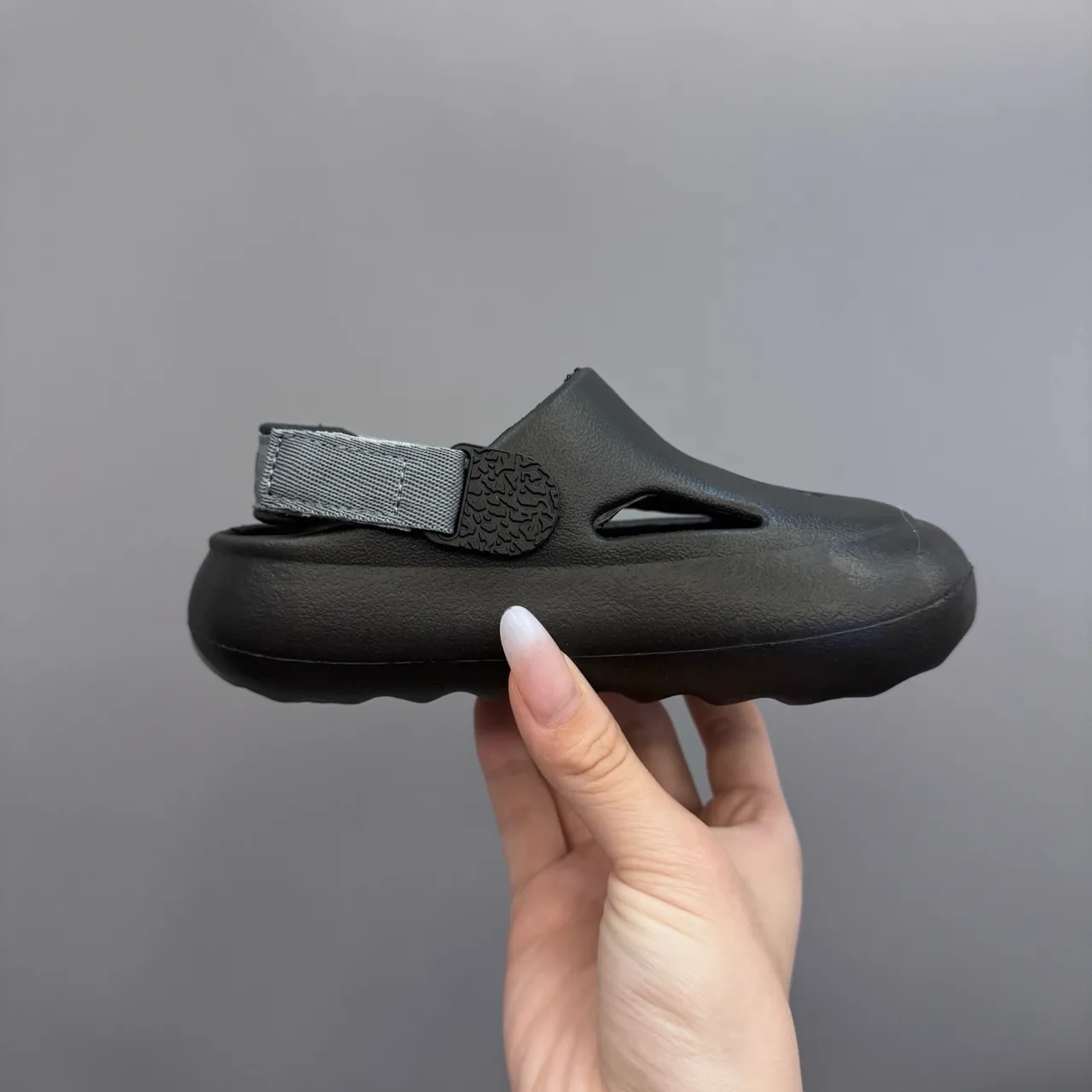 Air Jordan Zueco Negro Gris Suela de espuma moldeada Correa ajustable Zueco 19