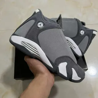 Zapatillas de baloncesto Air Jordan con silueta de caña alta en gris y blanco y parte superior por capas de ante y malla