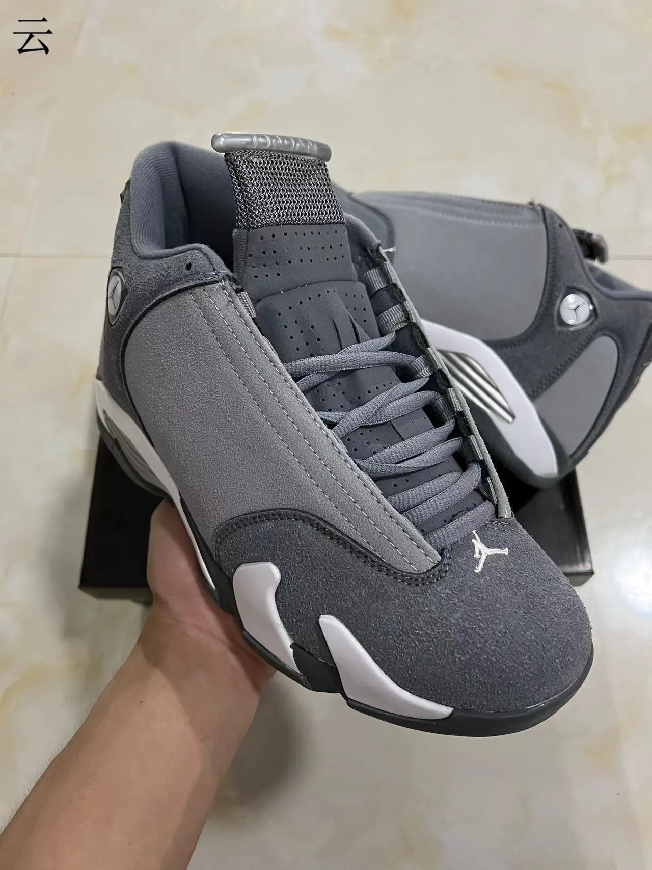 Zapatillas de baloncesto Air Jordan con silueta de caña alta en gris y blanco y parte superior por capas de ante y malla 2