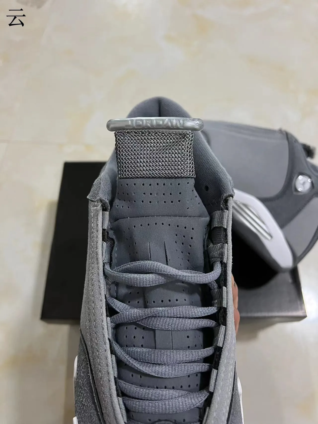 Zapatillas de baloncesto Air Jordan con silueta de caña alta en gris y blanco y parte superior por capas de ante y malla 3