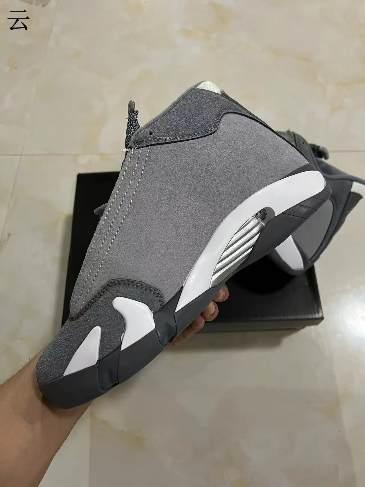 Zapatillas de baloncesto Air Jordan con silueta de caña alta en gris y blanco y parte superior por capas de ante y malla 4