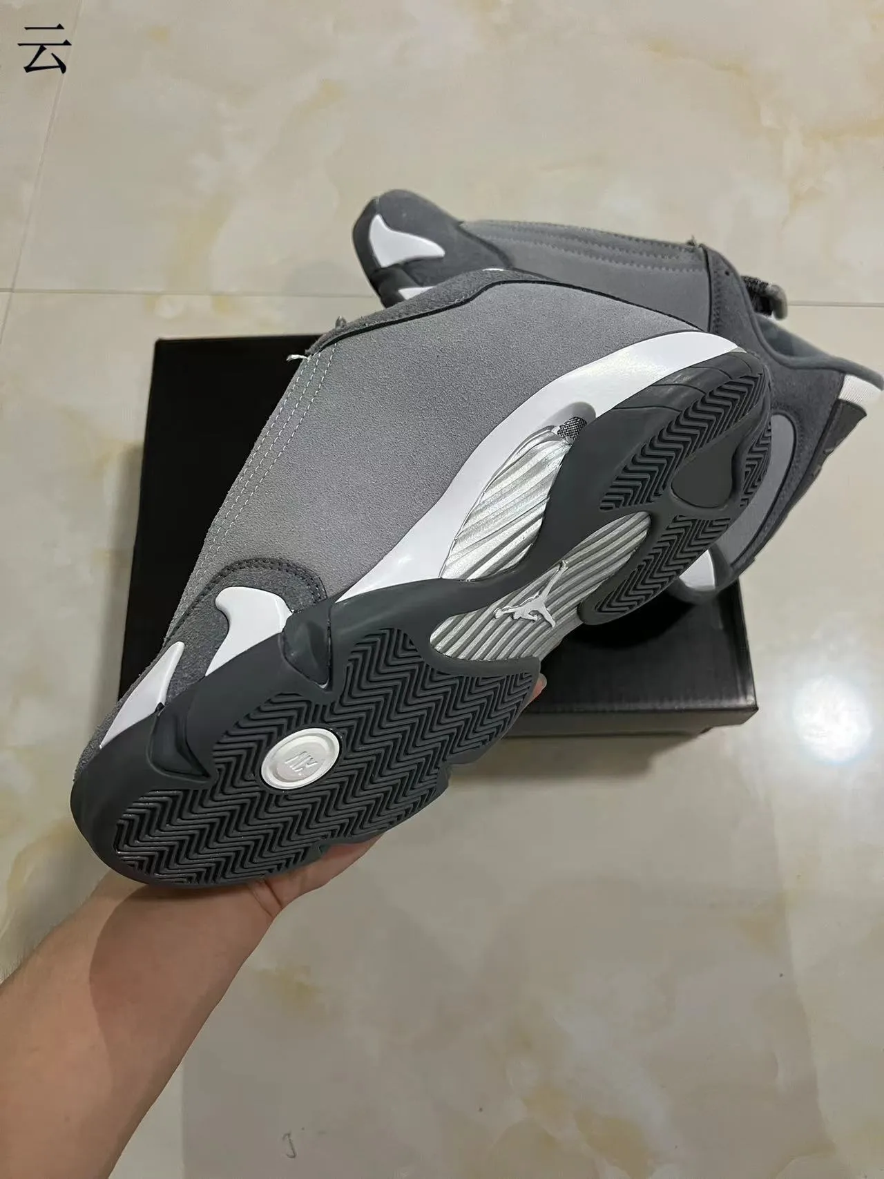 Zapatillas de baloncesto Air Jordan con silueta de caña alta en gris y blanco y parte superior por capas de ante y malla 5