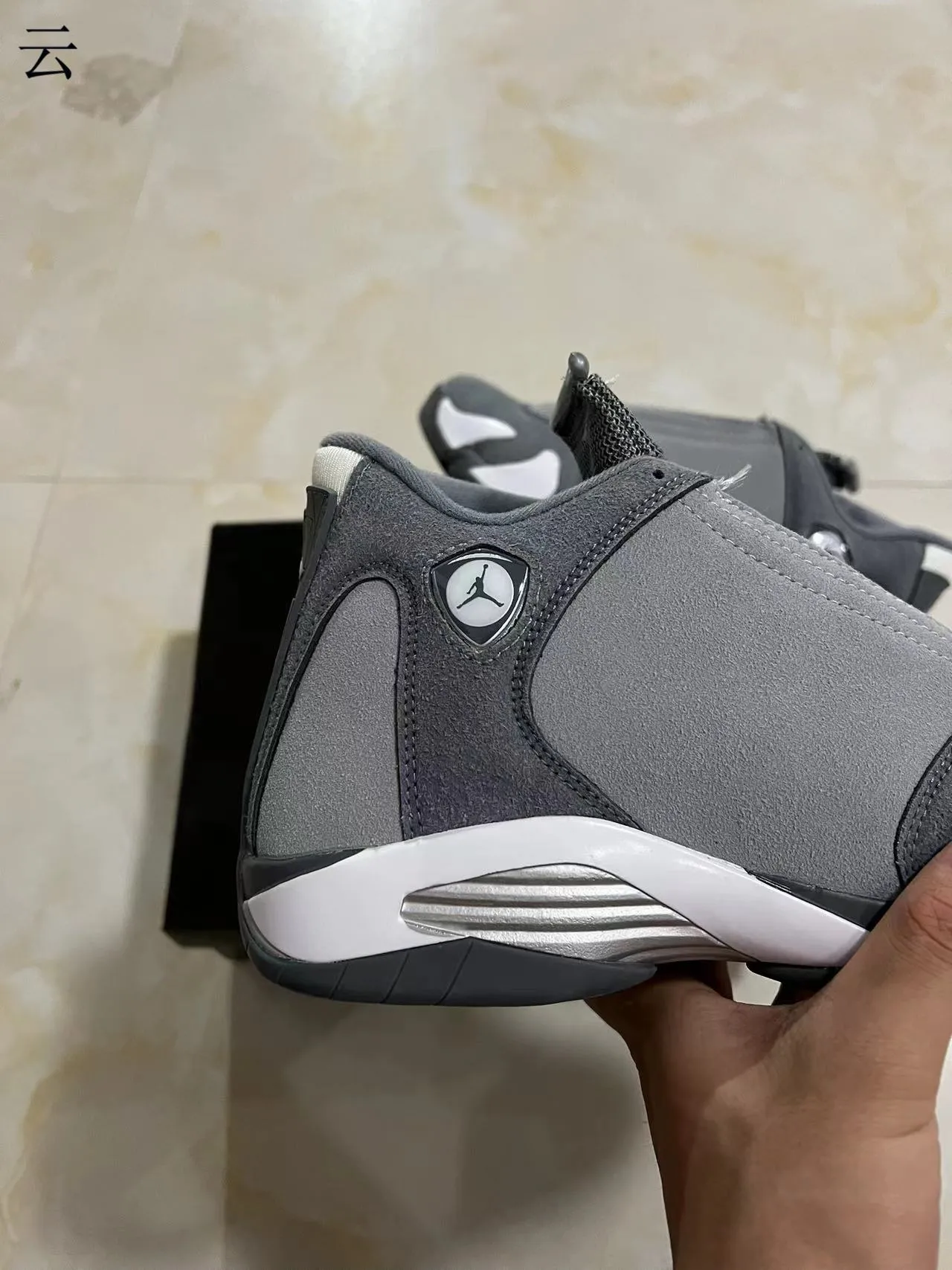 Zapatillas de baloncesto Air Jordan con silueta de caña alta en gris y blanco y parte superior por capas de ante y malla 6