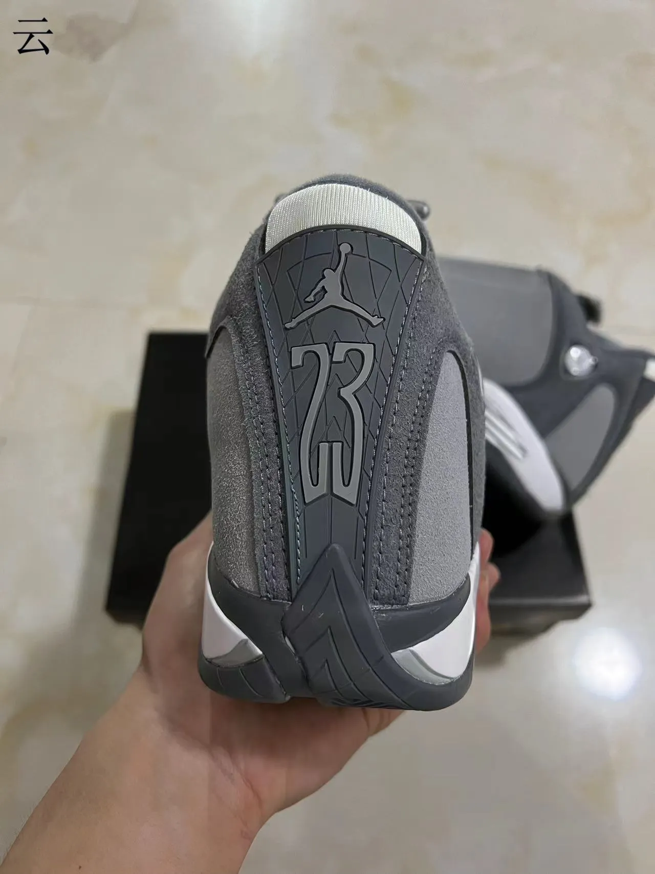 Zapatillas de baloncesto Air Jordan con silueta de caña alta en gris y blanco y parte superior por capas de ante y malla 7