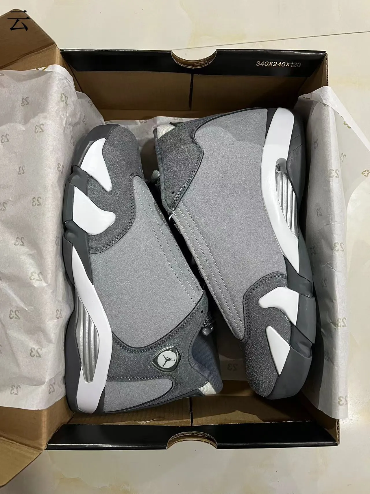 Zapatillas de baloncesto Air Jordan con silueta de caña alta en gris y blanco y parte superior por capas de ante y malla 8