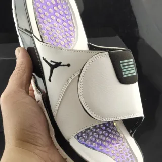 شبشب Air Jordan أبيض وأسود بجزء علوي من الجلد ودعامة كعب من الجلد اللامع