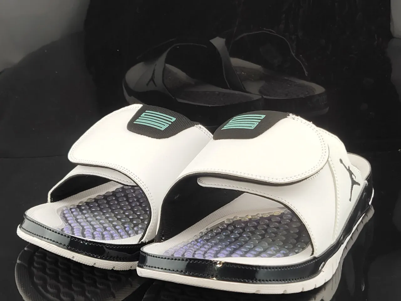 Chaussons Air Jordan blanc et noir avec tige en cuir et contrefort verni 2