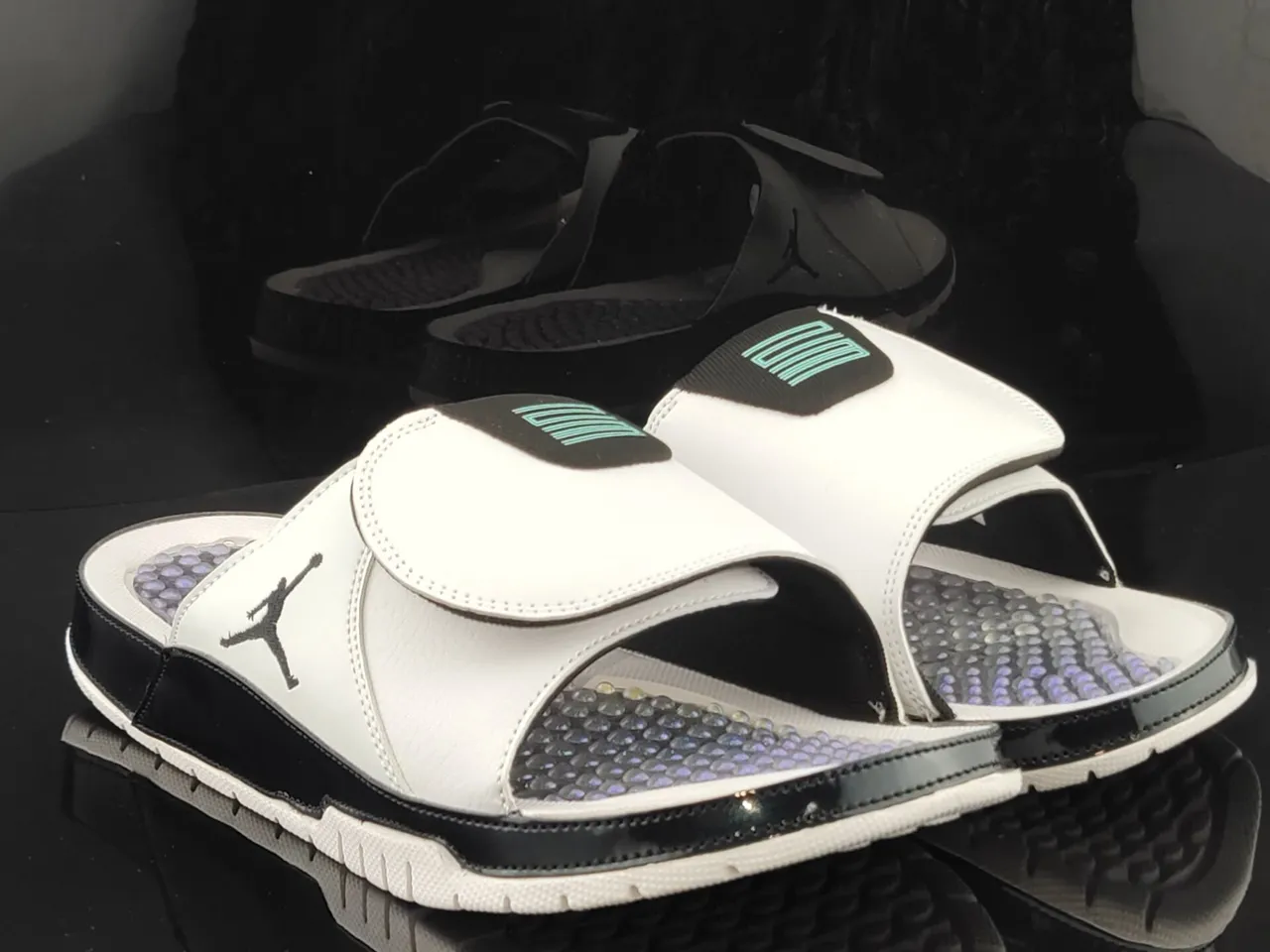 Chaussons Air Jordan blanc et noir avec tige en cuir et contrefort verni 3