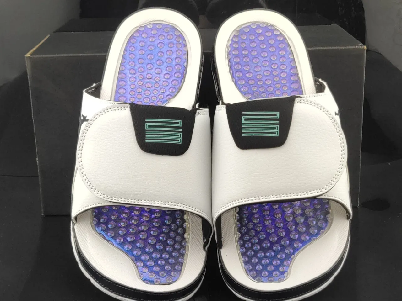 Chaussons Air Jordan blanc et noir avec tige en cuir et contrefort verni 5