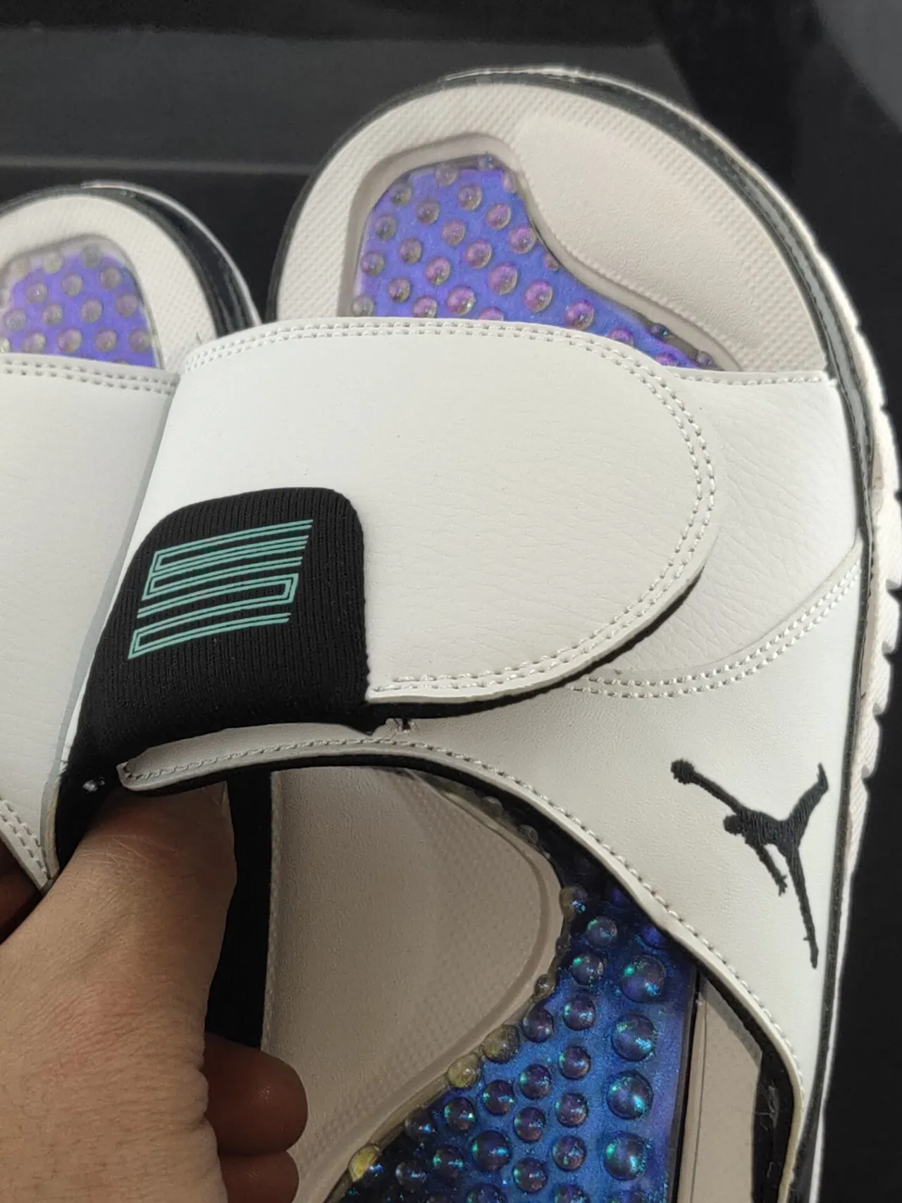 Chaussons Air Jordan blanc et noir avec tige en cuir et contrefort verni 6