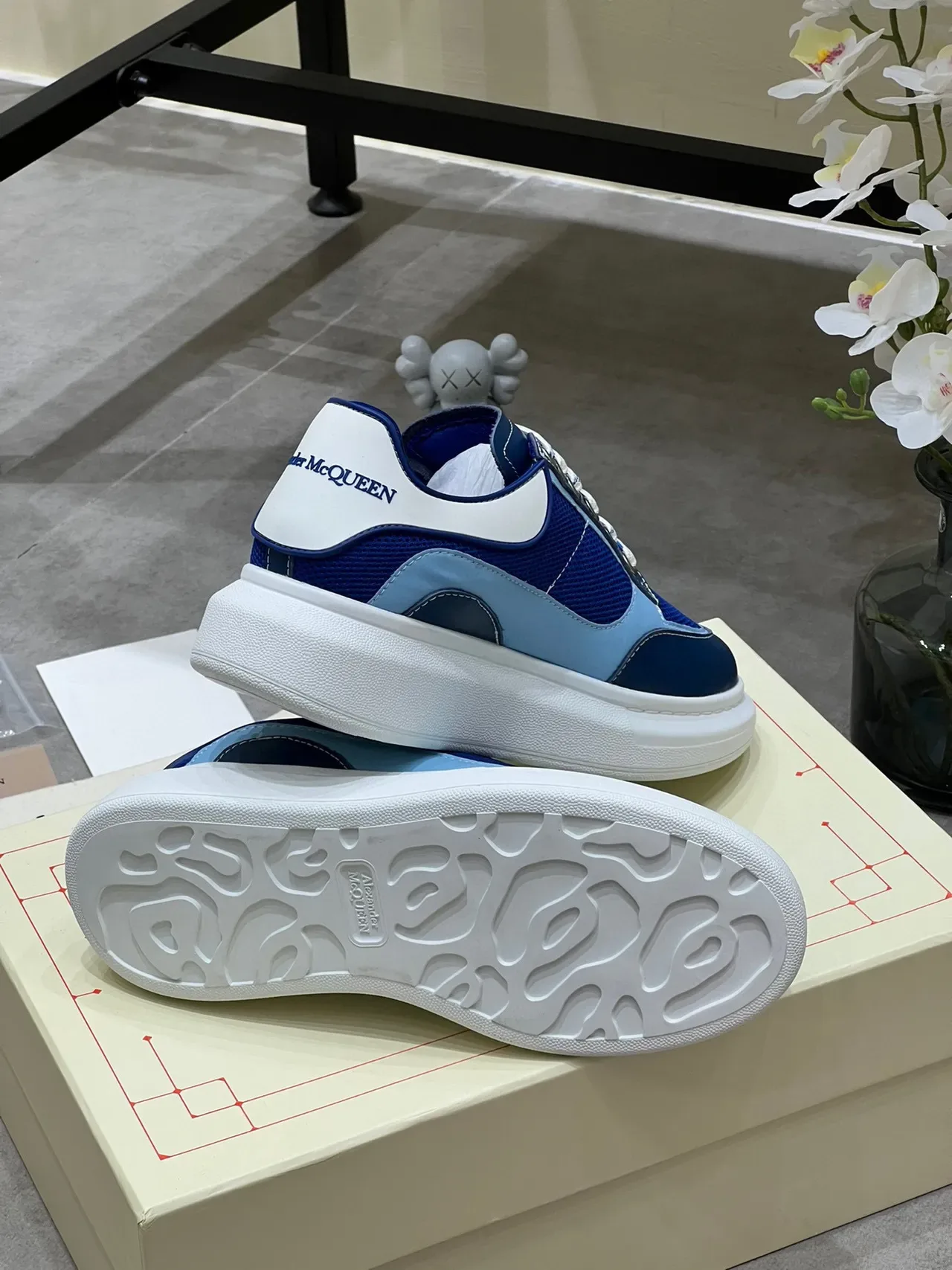 Alexander McQueen नीला सफेद ओवरसाइज प्लेटफॉर्म सोल मेश एंड लेदर पैनलिंग लाइफस्टाइल स्नीकर 2