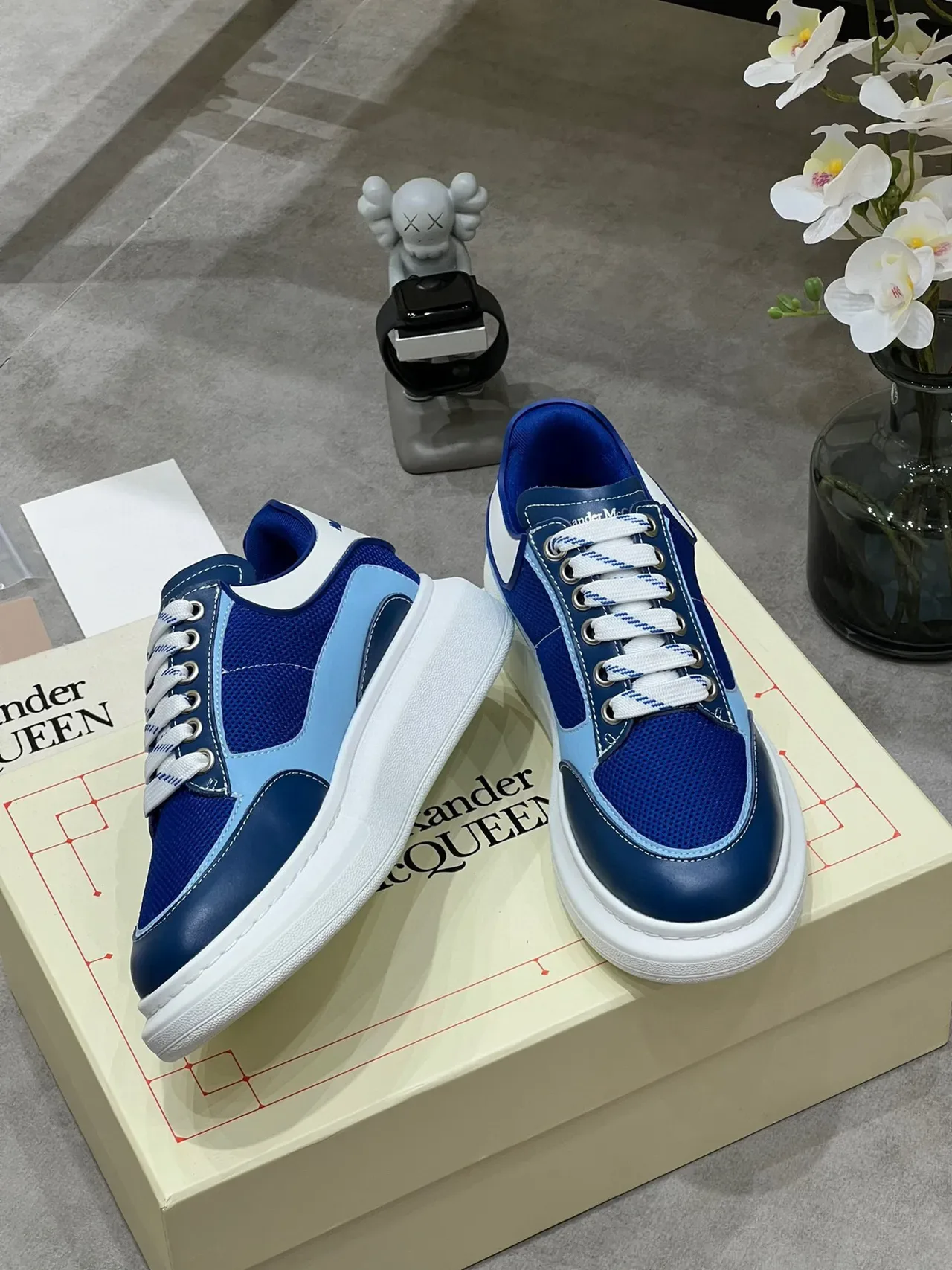 Alexander McQueen नीला सफेद ओवरसाइज प्लेटफॉर्म सोल मेश एंड लेदर पैनलिंग लाइफस्टाइल स्नीकर 7