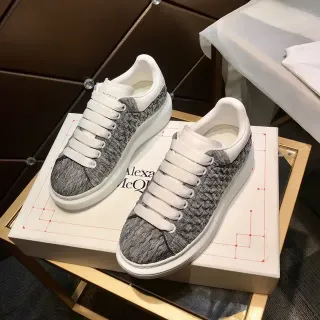 Alexander McQueen ग्रे व्हाइट निट अपर ओवरसाइज्ड सोल लाइफस्टाइल स्नीकर