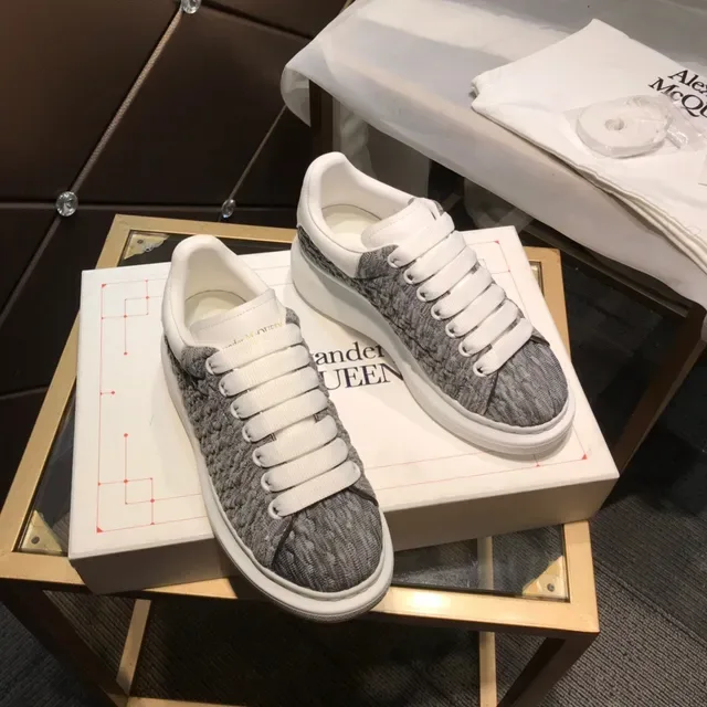 Alexander McQueen ग्रे व्हाइट निट अपर ओवरसाइज्ड सोल लाइफस्टाइल स्नीकर 7