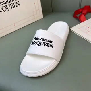 Alexander McQueen लॉगो स्ट्रैप स्लाइड सफेद काला मोल्डेड रबर सोल चप्पल