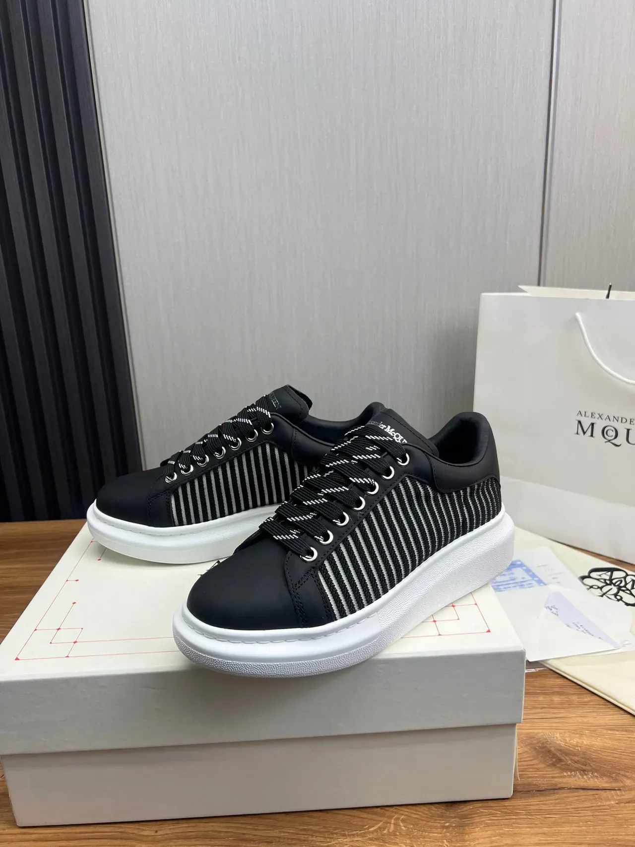Alexander McQueen 超大号黑白条纹厚底运动鞋 2