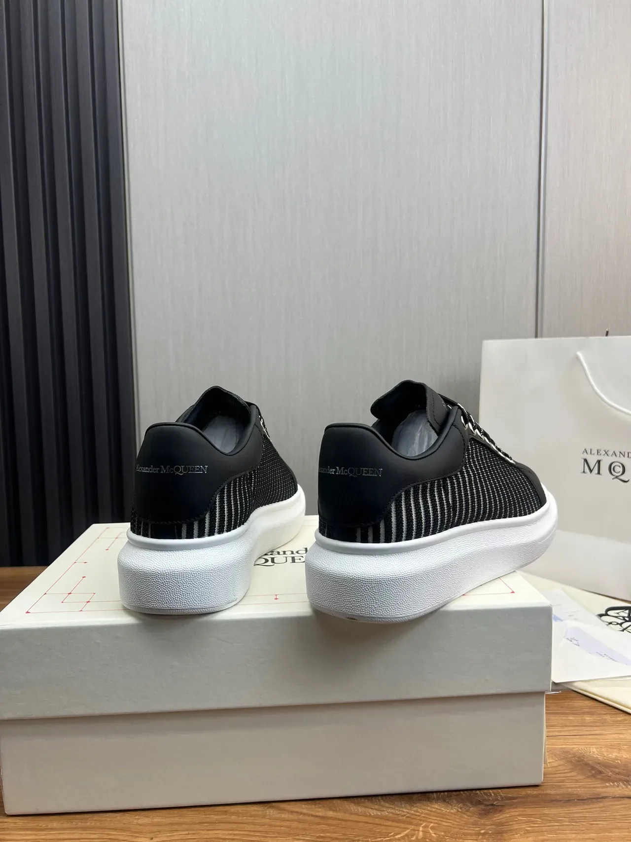 Alexander McQueen 超大号黑白条纹厚底运动鞋 3