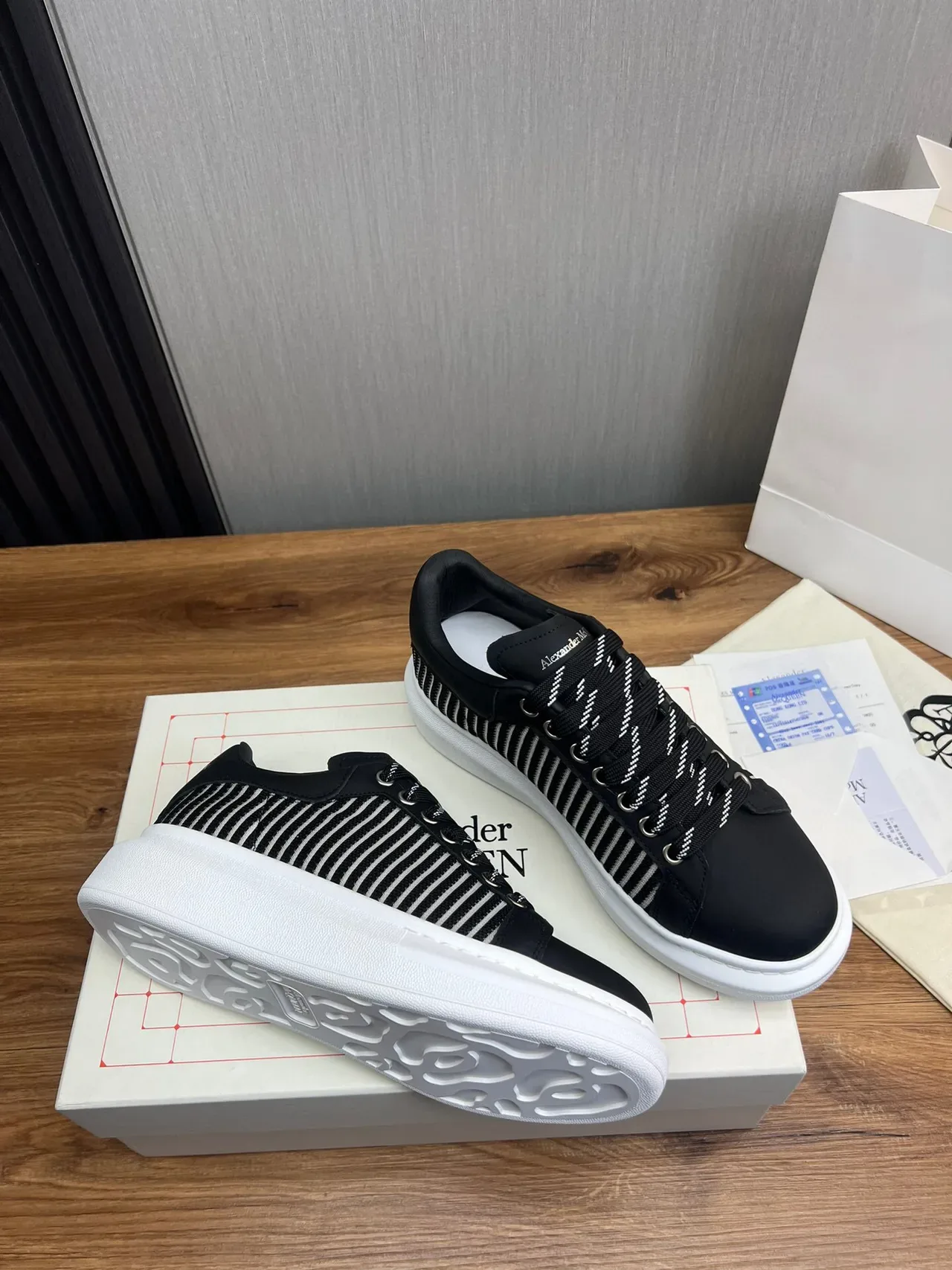Alexander McQueen 超大号黑白条纹厚底运动鞋 4