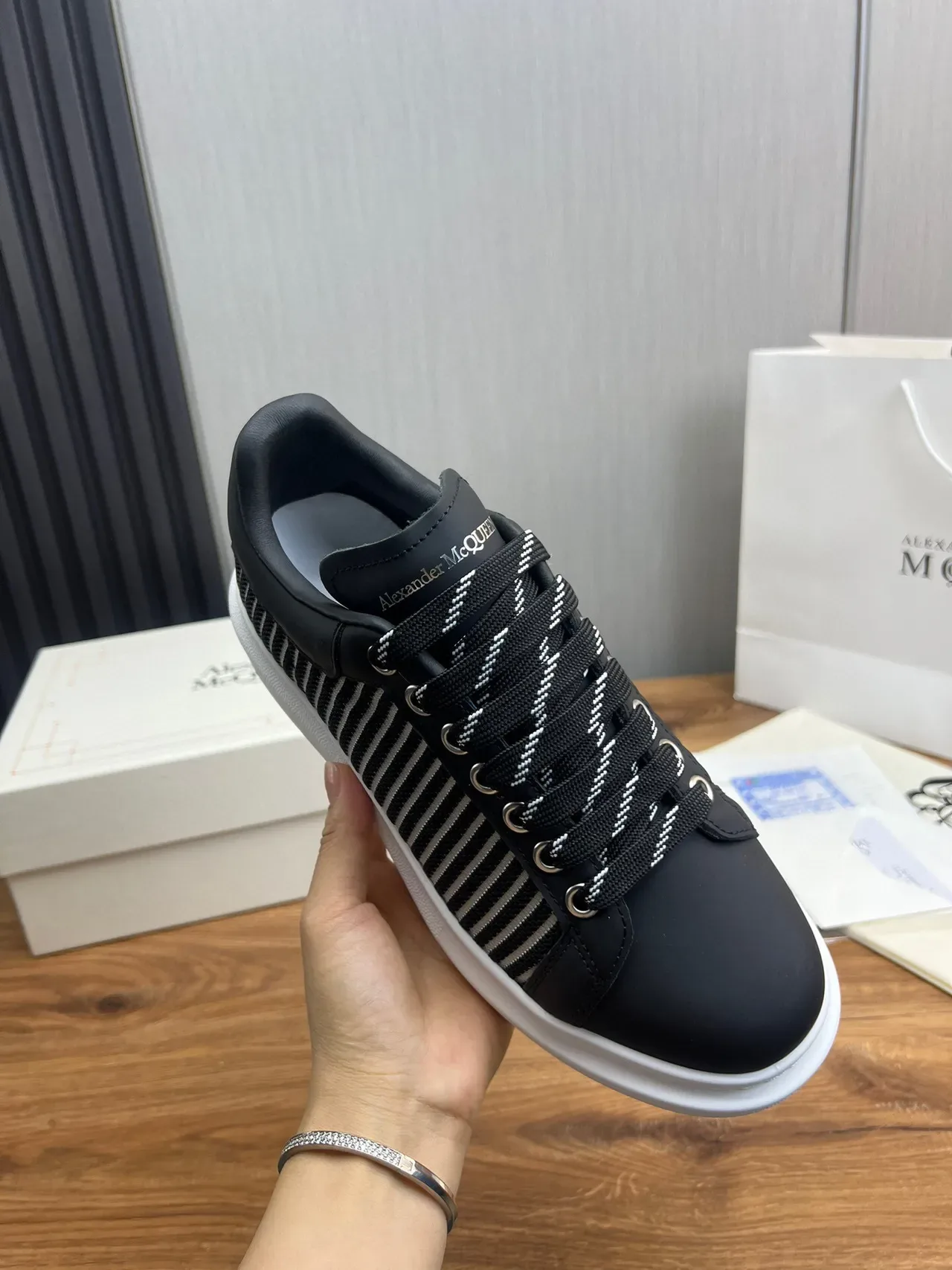 Alexander McQueen 超大号黑白条纹厚底运动鞋 5