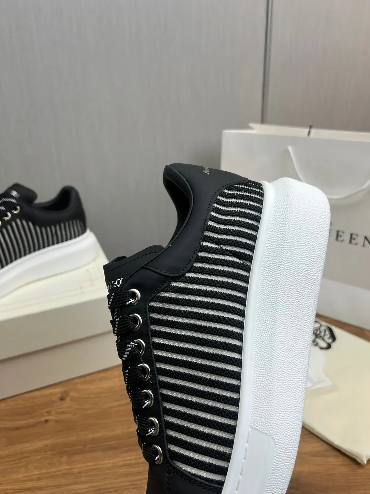 Alexander McQueen 超大号黑白条纹厚底运动鞋 6