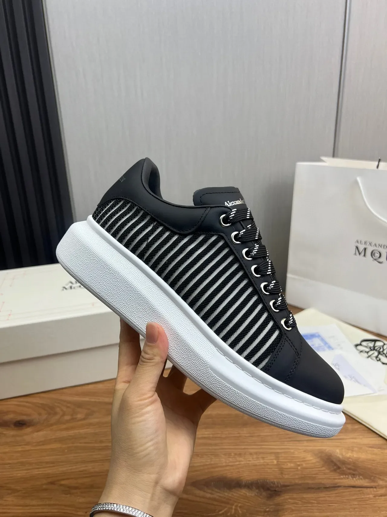 Alexander McQueen 超大号黑白条纹厚底运动鞋 7