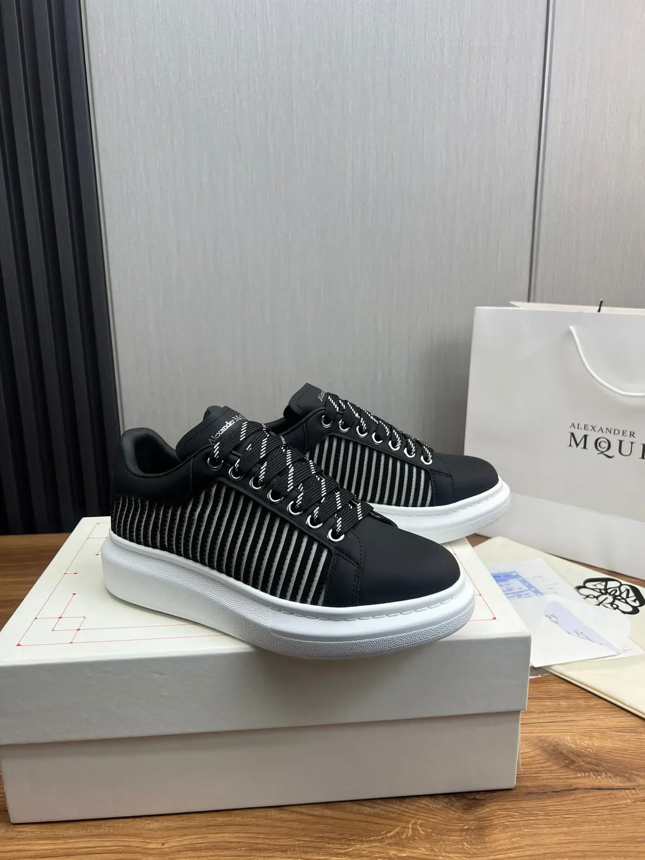 Alexander McQueen 超大号黑白条纹厚底运动鞋 8